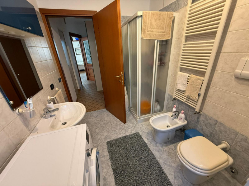 In tranquilla zona residenziale proponiamo bifamiliare recente e altamente efficiente, sviluppata...