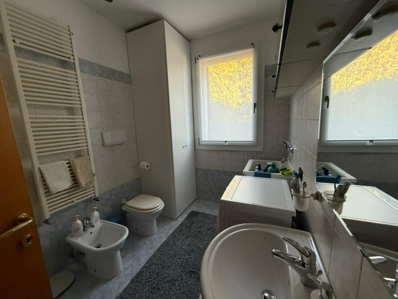 In tranquilla zona residenziale proponiamo bifamiliare recente e altamente efficiente, sviluppata...