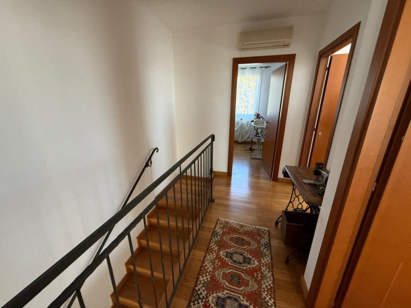 In tranquilla zona residenziale proponiamo bifamiliare recente e altamente efficiente, sviluppata...