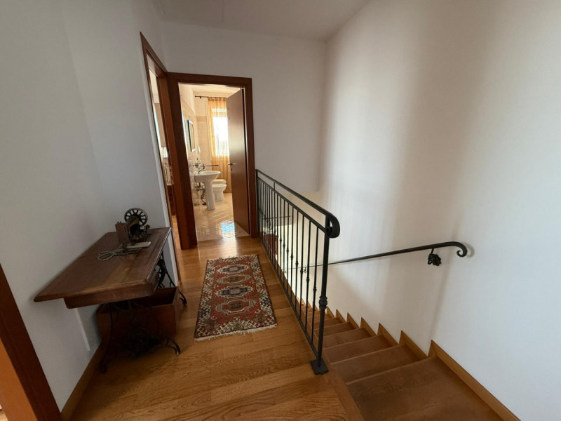 In tranquilla zona residenziale proponiamo bifamiliare recente e altamente efficiente, sviluppata...