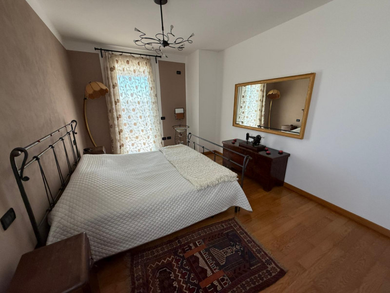 In tranquilla zona residenziale proponiamo bifamiliare recente e altamente efficiente, sviluppata...