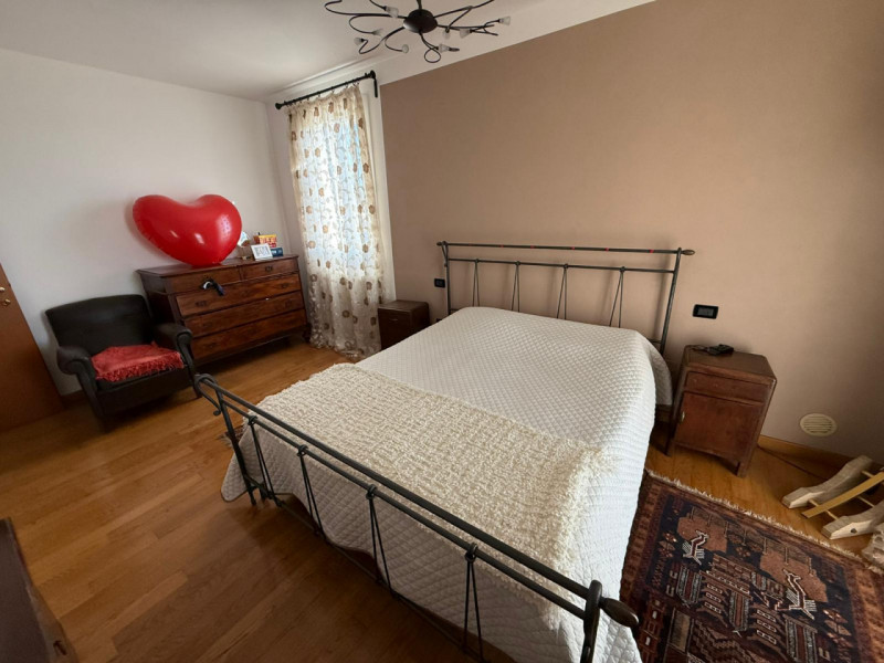 In tranquilla zona residenziale proponiamo bifamiliare recente e altamente efficiente, sviluppata...