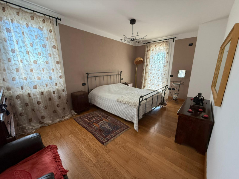 In tranquilla zona residenziale proponiamo bifamiliare recente e altamente efficiente, sviluppata...