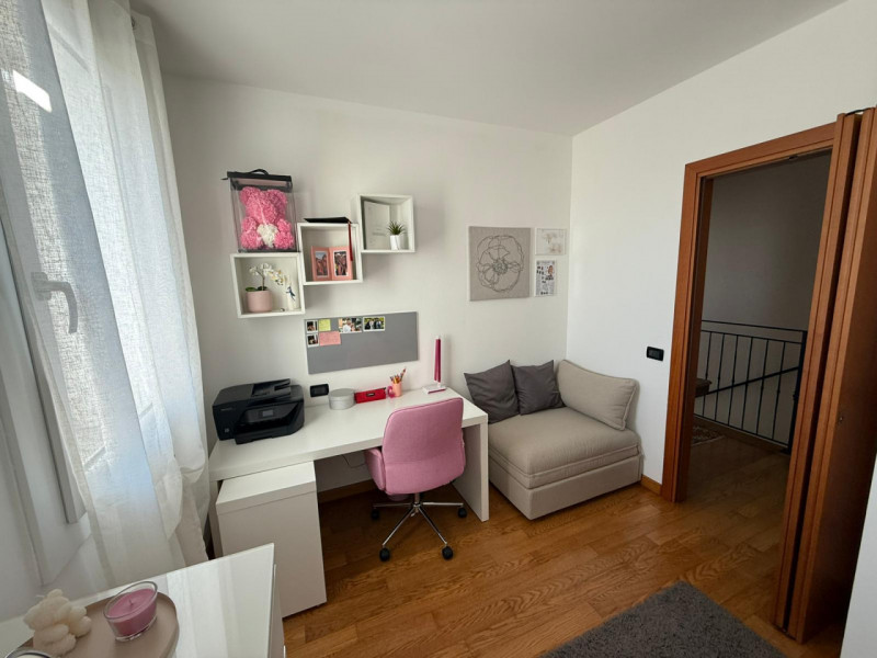 In tranquilla zona residenziale proponiamo bifamiliare recente e altamente efficiente, sviluppata...