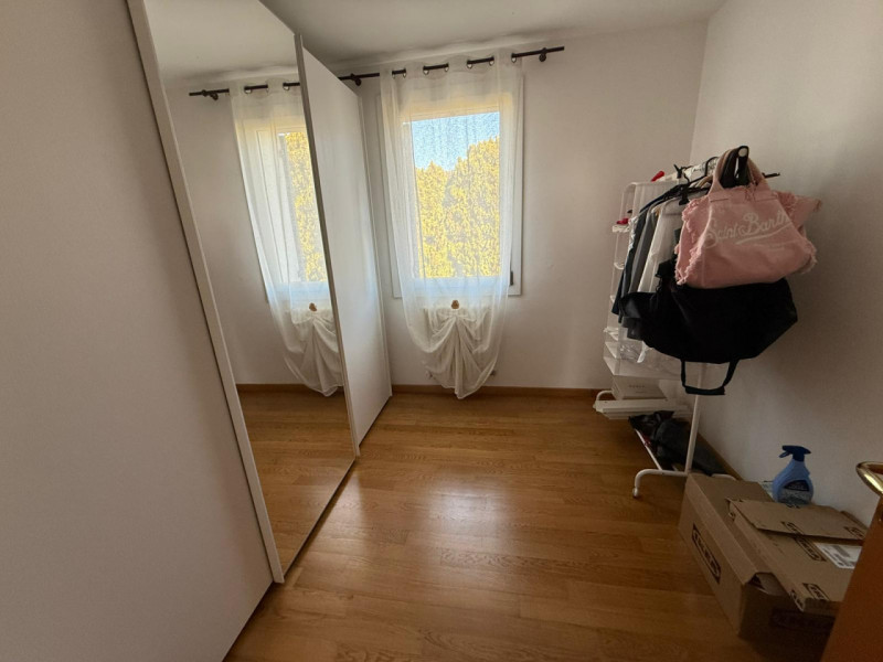 In tranquilla zona residenziale proponiamo bifamiliare recente e altamente efficiente, sviluppata...