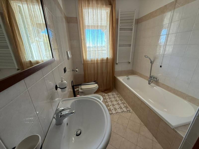 In tranquilla zona residenziale proponiamo bifamiliare recente e altamente efficiente, sviluppata...