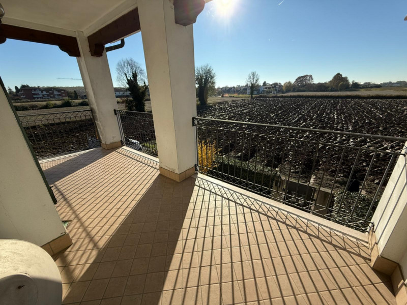 In tranquilla zona residenziale proponiamo bifamiliare recente e altamente efficiente, sviluppata...