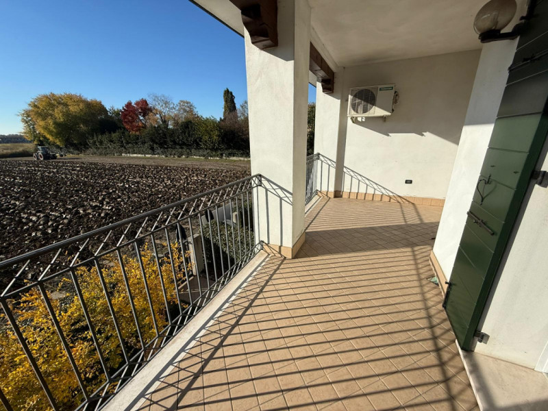 In tranquilla zona residenziale proponiamo bifamiliare recente e altamente efficiente, sviluppata...