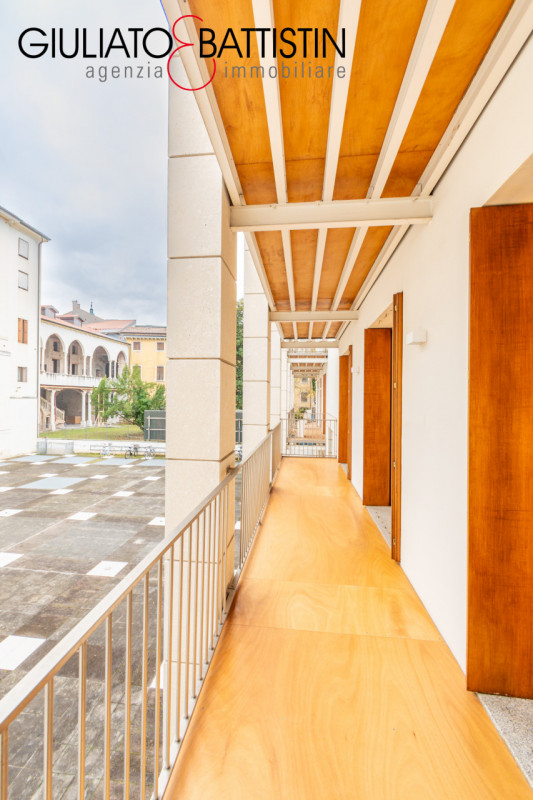 VICENZA: nella meravigliosa cornice di Contrà Porti, all'interno di una pregevole ristrutturazion...