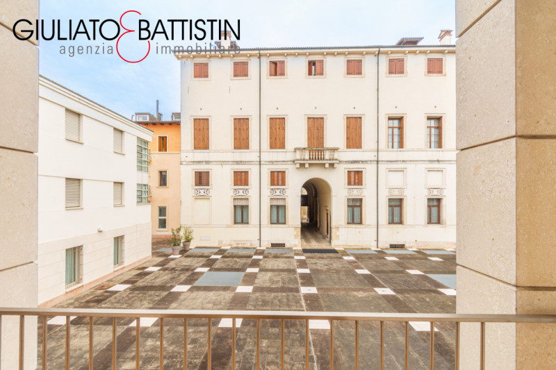 VICENZA: nella meravigliosa cornice di Contrà Porti, all'interno di una pregevole ristrutturazion...