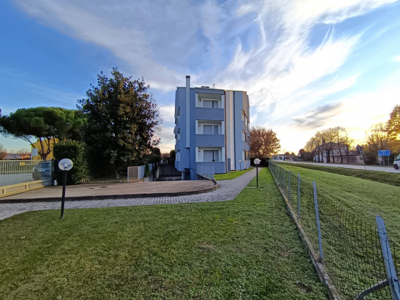 RIf. PSN180
In località Roncajette di Ponte San Nicolò proponiamo in vendita un curato trilocale ...