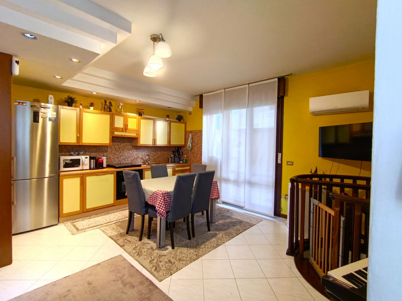 RIf. PSN180
In località Roncajette di Ponte San Nicolò proponiamo in vendita un curato trilocale ...