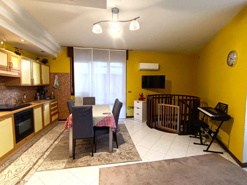 RIf. RCJ180
In località Roncajette di Ponte San Nicolò proponiamo in vendita un curato trilocale ...