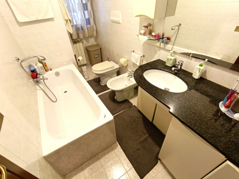 RIf. RCJ180
In località Roncajette di Ponte San Nicolò proponiamo in vendita un curato trilocale ...