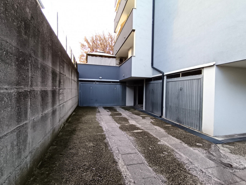 RIf. RCJ180
In località Roncajette di Ponte San Nicolò proponiamo in vendita un curato trilocale ...