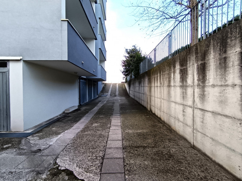 RIf. RCJ180
In località Roncajette di Ponte San Nicolò proponiamo in vendita un curato trilocale ...