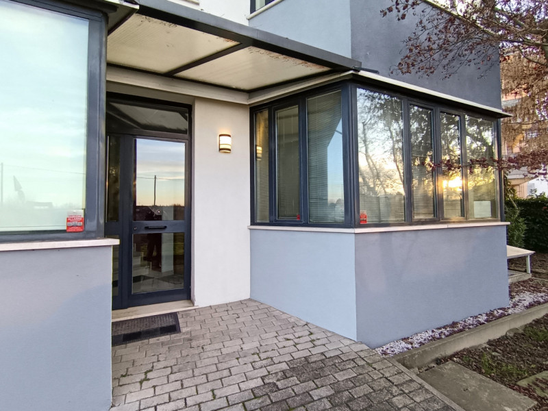 RIf. PSN180
In località Roncajette di Ponte San Nicolò proponiamo in vendita un curato trilocale ...