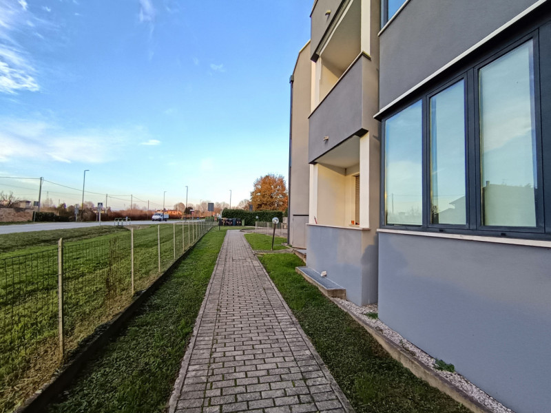 RIf. PSN180
In località Roncajette di Ponte San Nicolò proponiamo in vendita un curato trilocale ...