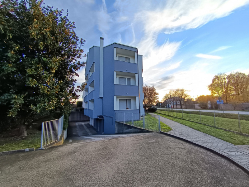 RIf. RCJ180
In località Roncajette di Ponte San Nicolò proponiamo in vendita un curato trilocale ...