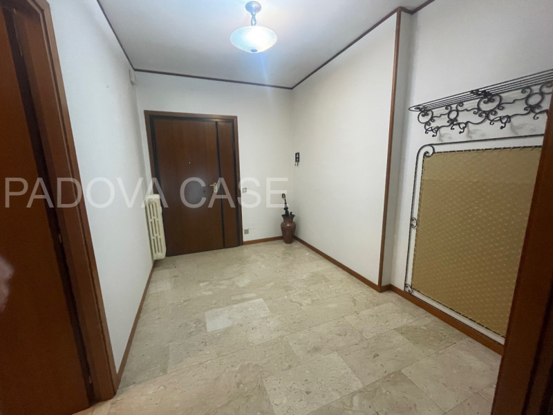 Nel cuore dell’esclusivo quartiere Sacra Famiglia a Padova, proponiamo un elegante appartamento a...