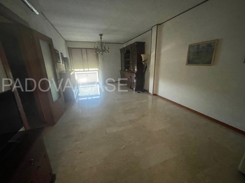 Nel cuore dell’esclusivo quartiere Sacra Famiglia a Padova, proponiamo un elegante appartamento a...