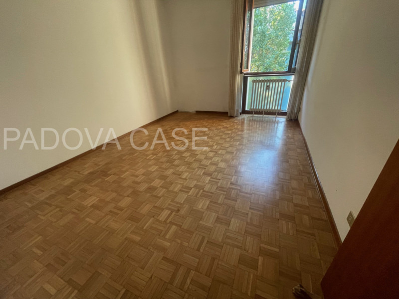 Nel cuore dell’esclusivo quartiere Sacra Famiglia a Padova, proponiamo un elegante appartamento a...