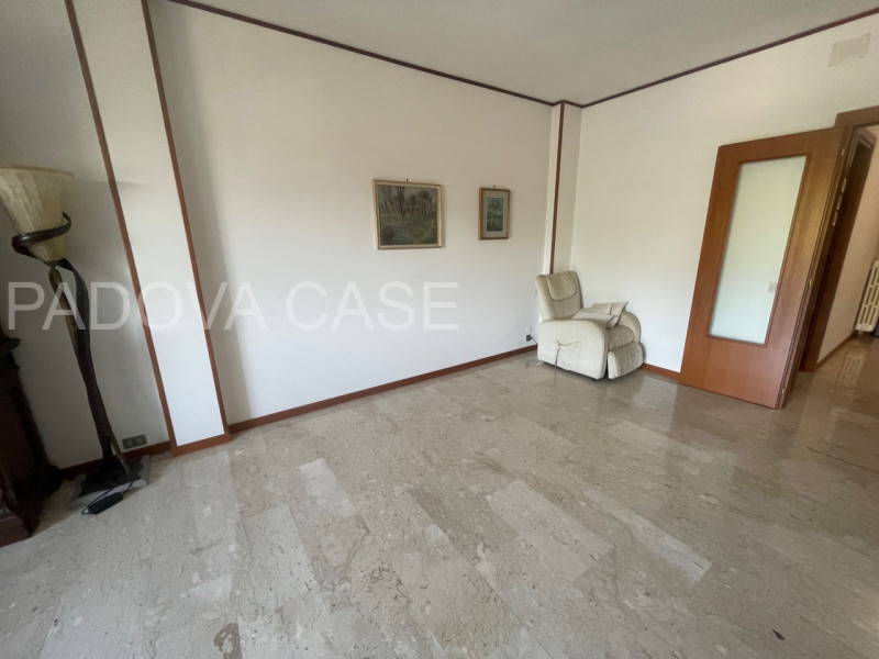 Nel cuore dell’esclusivo quartiere Sacra Famiglia a Padova, proponiamo un elegante appartamento a...