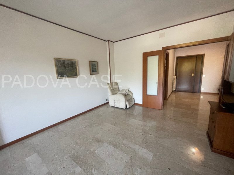 Nel cuore dell’esclusivo quartiere Sacra Famiglia a Padova, proponiamo un elegante appartamento a...