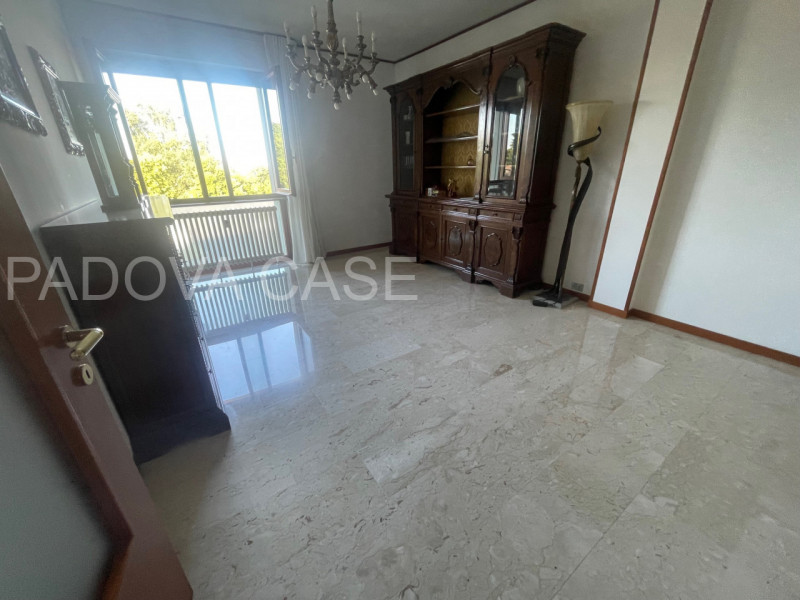 Nel cuore dell’esclusivo quartiere Sacra Famiglia a Padova, proponiamo un elegante appartamento a...