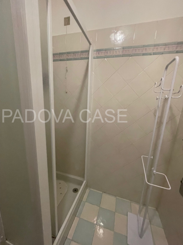 Nel cuore dell’esclusivo quartiere Sacra Famiglia a Padova, proponiamo un elegante appartamento a...