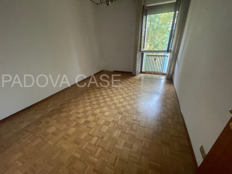 Nel cuore dell’esclusivo quartiere Sacra Famiglia a Padova, proponiamo un elegante appartamento a...