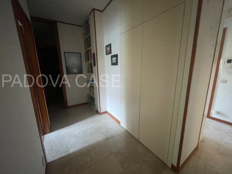 Nel cuore dell’esclusivo quartiere Sacra Famiglia a Padova, proponiamo un elegante appartamento a...