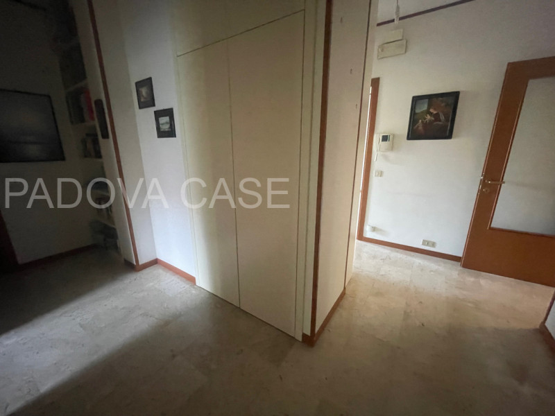 Nel cuore dell’esclusivo quartiere Sacra Famiglia a Padova, proponiamo un elegante appartamento a...