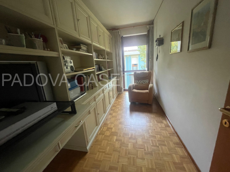 Nel cuore dell’esclusivo quartiere Sacra Famiglia a Padova, proponiamo un elegante appartamento a...