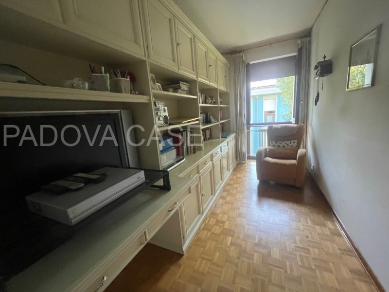 Nel cuore dell’esclusivo quartiere Sacra Famiglia a Padova, proponiamo un elegante appartamento a...