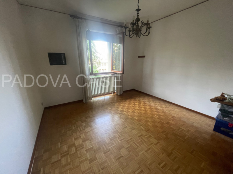 Nel cuore dell’esclusivo quartiere Sacra Famiglia a Padova, proponiamo un elegante appartamento a...