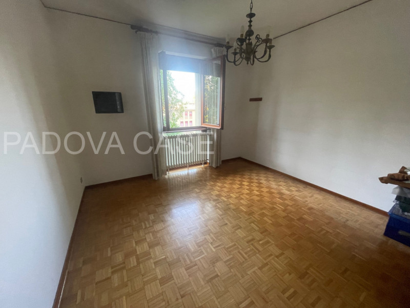 Nel cuore dell’esclusivo quartiere Sacra Famiglia a Padova, proponiamo un elegante appartamento a...