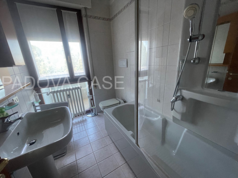 Nel cuore dell’esclusivo quartiere Sacra Famiglia a Padova, proponiamo un elegante appartamento a...