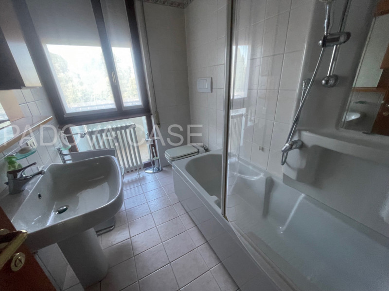 Nel cuore dell’esclusivo quartiere Sacra Famiglia a Padova, proponiamo un elegante appartamento a...