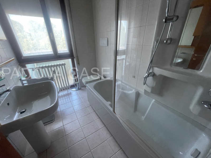 Nel cuore dell’esclusivo quartiere Sacra Famiglia a Padova, proponiamo un elegante appartamento a...