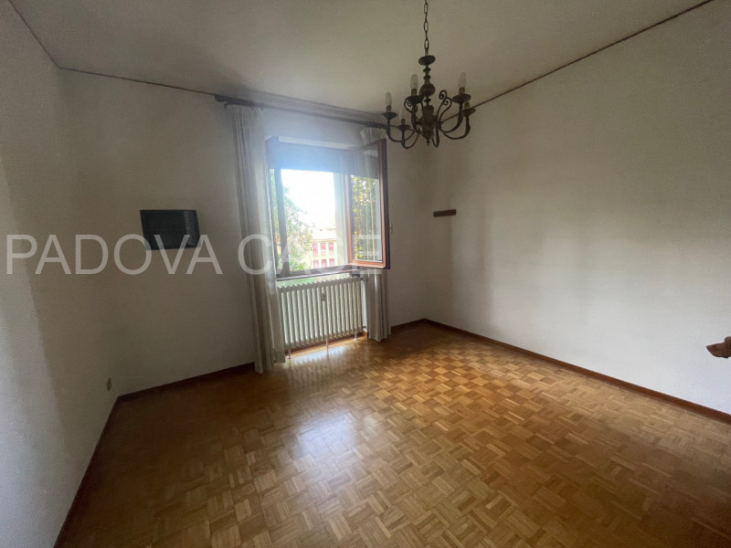 Nel cuore dell’esclusivo quartiere Sacra Famiglia a Padova, proponiamo un elegante appartamento a...