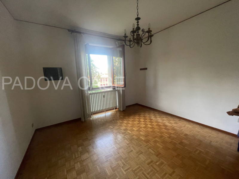 Nel cuore dell’esclusivo quartiere Sacra Famiglia a Padova, proponiamo un elegante appartamento a...