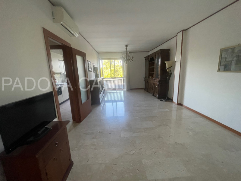 Nel cuore dell’esclusivo quartiere Sacra Famiglia a Padova, proponiamo un elegante appartamento a...