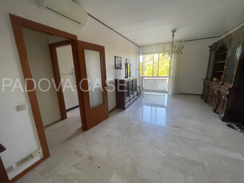 Nel cuore dell’esclusivo quartiere Sacra Famiglia a Padova, proponiamo un elegante appartamento a...