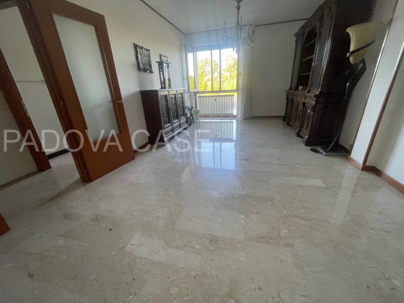 Nel cuore dell’esclusivo quartiere Sacra Famiglia a Padova, proponiamo un elegante appartamento a...