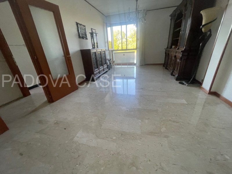 Nel cuore dell’esclusivo quartiere Sacra Famiglia a Padova, proponiamo un elegante appartamento a...