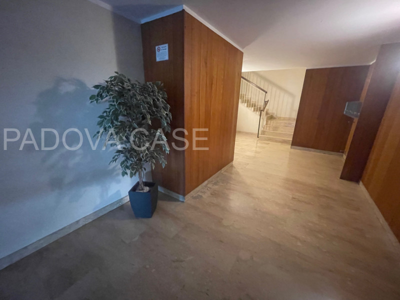 Nel cuore dell’esclusivo quartiere Sacra Famiglia a Padova, proponiamo un elegante appartamento a...