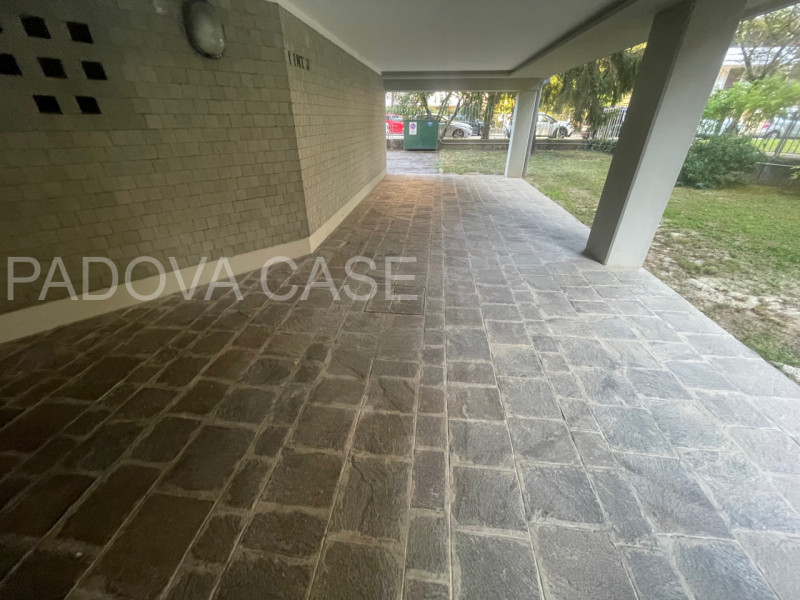 Nel cuore dell’esclusivo quartiere Sacra Famiglia a Padova, proponiamo un elegante appartamento a...