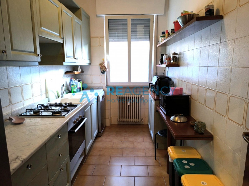 Scopri questo incantevole appartamento quadrilocale situato nel ricercatissimo quartiere di Sant'...