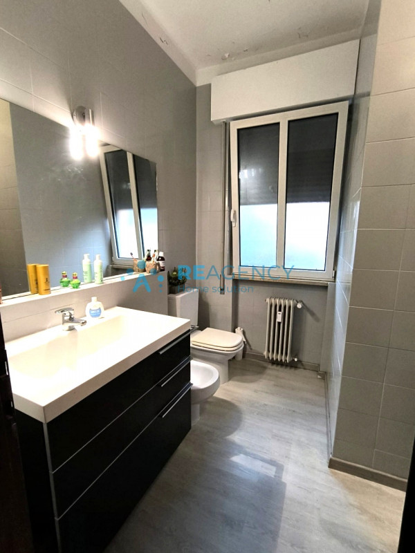 Scopri questo incantevole appartamento quadrilocale situato nel ricercatissimo quartiere di Sant'...